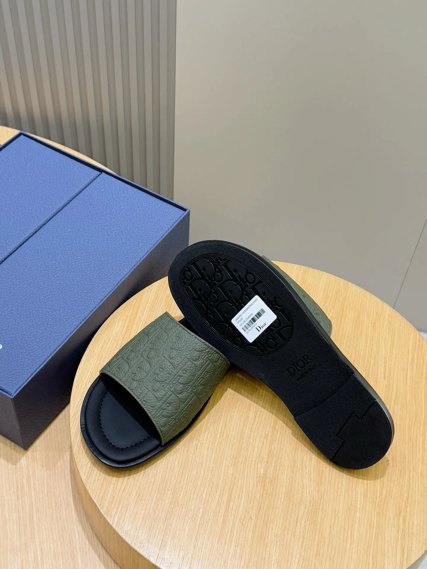 Men's Men's Shoes 💰320 [New Style] 🐝🐝Dior Alias ​​men's leather slippers. This Alias ​​sandal is a new summer product, showing a casual and elegant style. Carefully crafted from grained cow leather and Oblique printed fabric, with cowhide lining! Cross-strap design with metal-clad brass CD Diamond logo. The imported cowhide leather and rubber sole adds sophistication and comfort, while Oblique print-effect anti-slip panels add style. Size: 39-44 (customized at 38.45)
